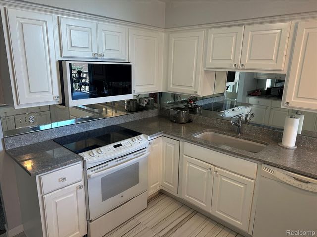 3416 Loon Lake Court, Waterford Charter Township, MI 48329