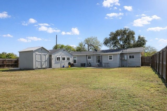 1210 E Warren Ave, Kingsville, TX 78363