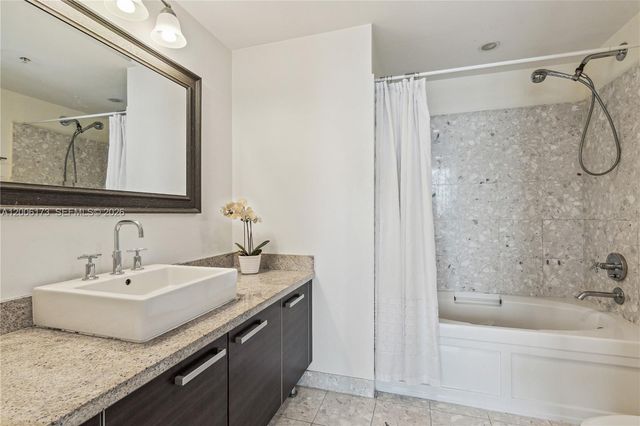 185 SW 7th St 2105, Miami, FL 33130