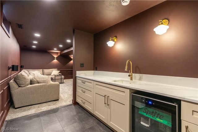 3693 Stratavon Street NW, North Canton, OH 44720