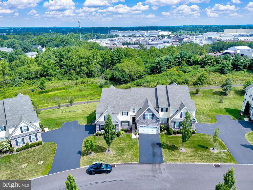 2053 PLEASANT VALLEY DR, Lansdale, PA 19446