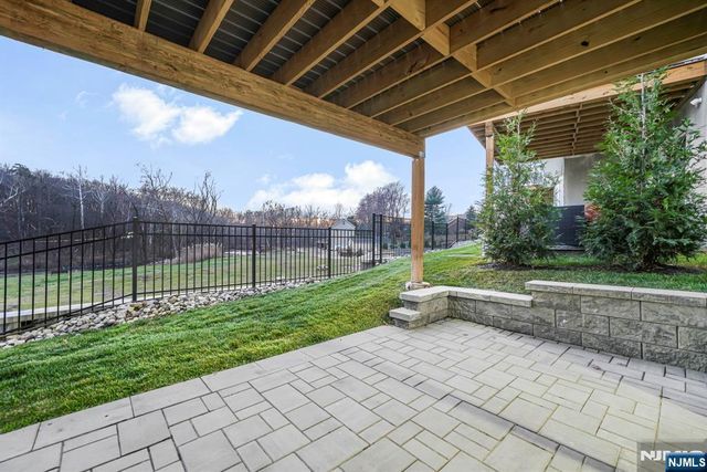 18 Birdie Lane, Boonton Town, NJ 07005