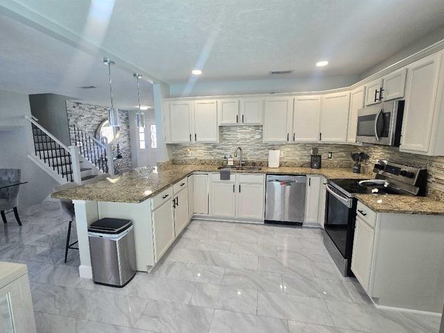 7002 DANEWOOD COURT, Tampa, FL 33615