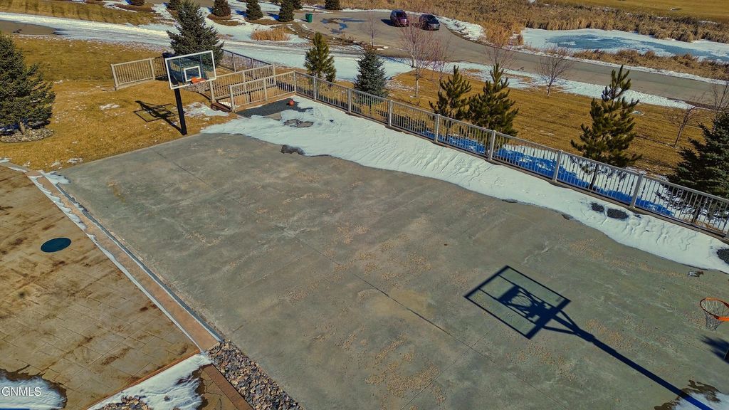 709 Long Drive, Watford City, ND 58854 photo 4