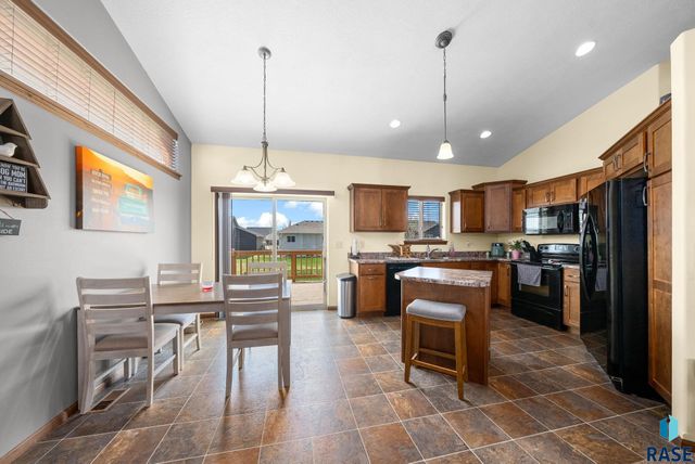 707 Brannon Dr, Harrisburg, SD 57032