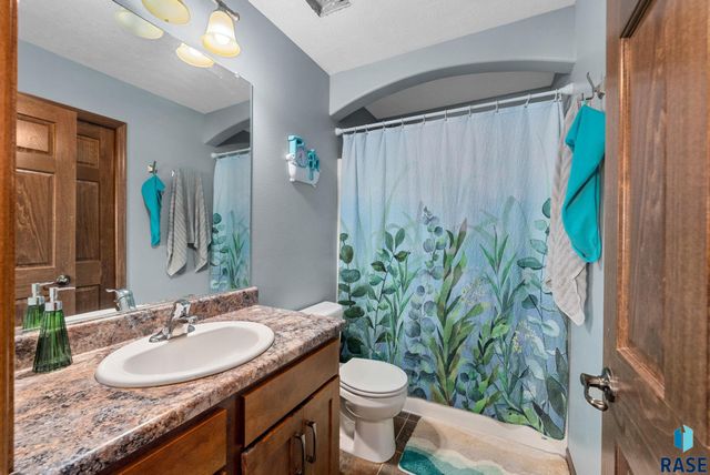 707 Brannon Dr, Harrisburg, SD 57032