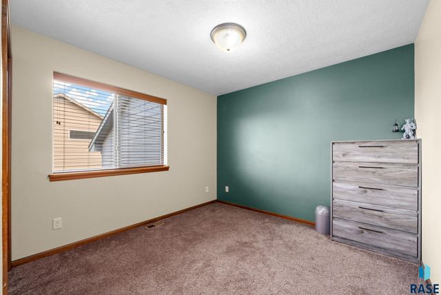 707 Brannon Dr, Harrisburg, SD 57032