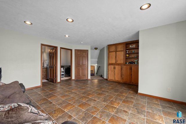 707 Brannon Dr, Harrisburg, SD 57032