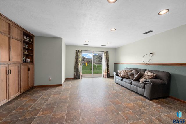 707 Brannon Dr, Harrisburg, SD 57032