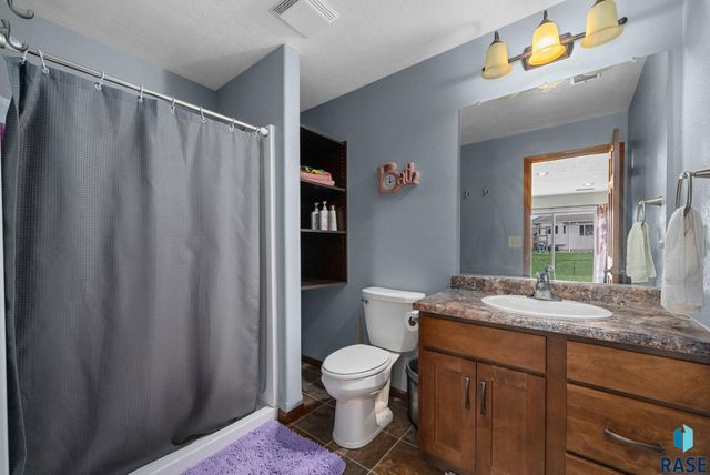 707 Brannon Dr, Harrisburg, SD 57032