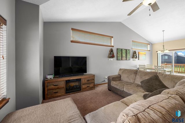 707 Brannon Dr, Harrisburg, SD 57032