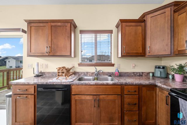 707 Brannon Dr, Harrisburg, SD 57032
