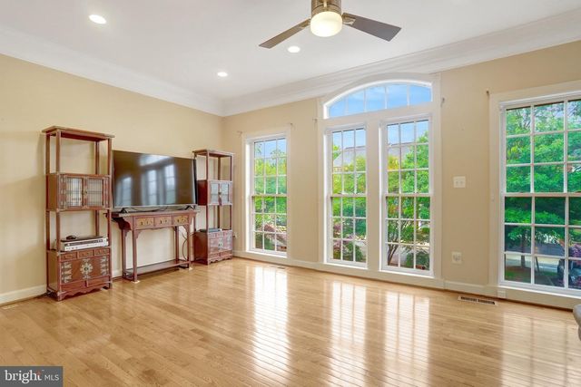 4694 HELEN WINTER TER, Alexandria, VA 22312