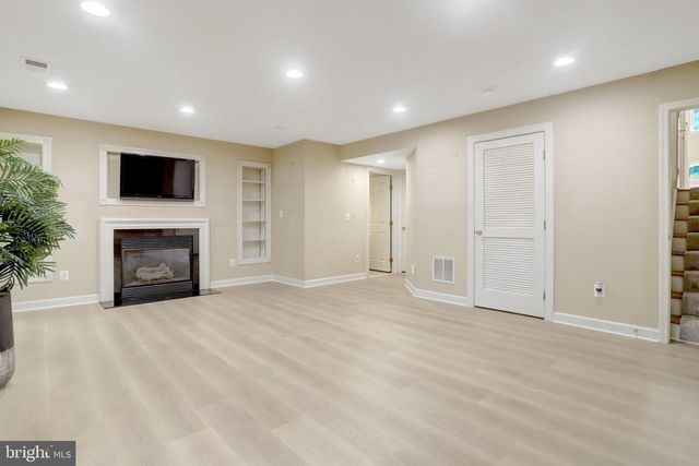 4694 HELEN WINTER TER, Alexandria, VA 22312