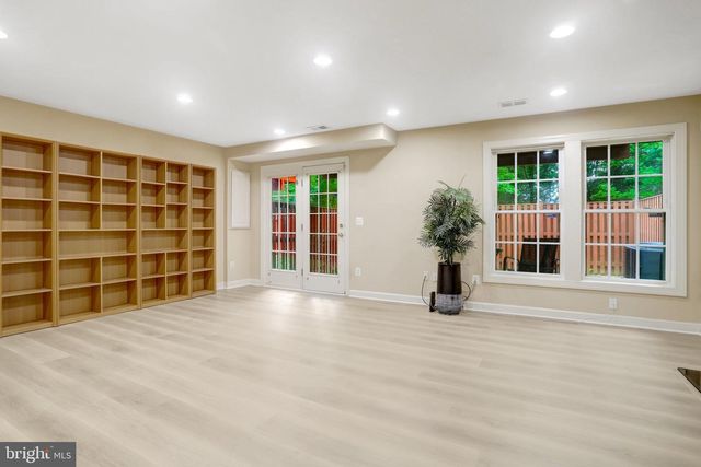 4694 HELEN WINTER TER, Alexandria, VA 22312