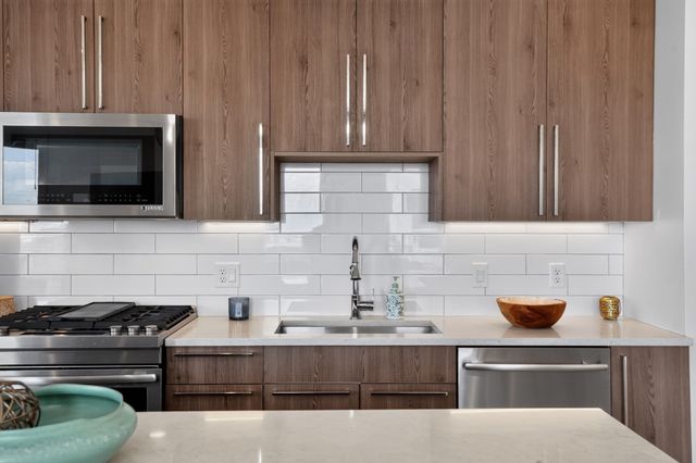 232 Old Colony Ave 506a, Boston, MA 02127