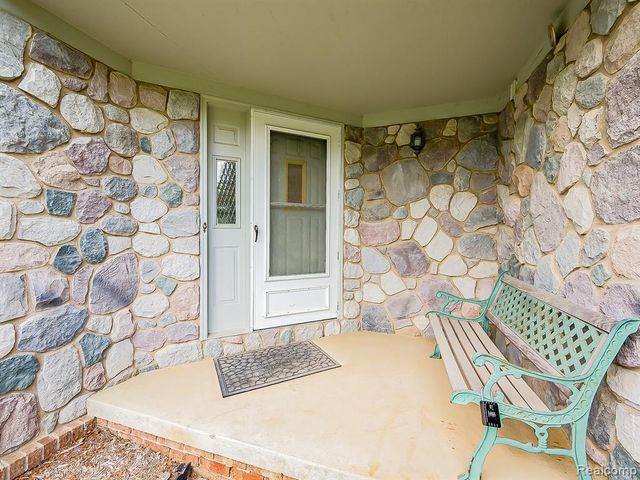 6398 High Valley Drive, White Lake, MI 48383