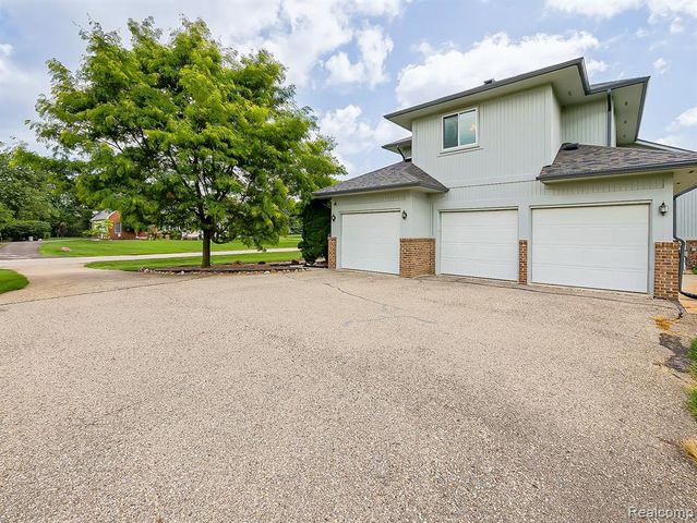 6398 High Valley Drive, White Lake, MI 48383