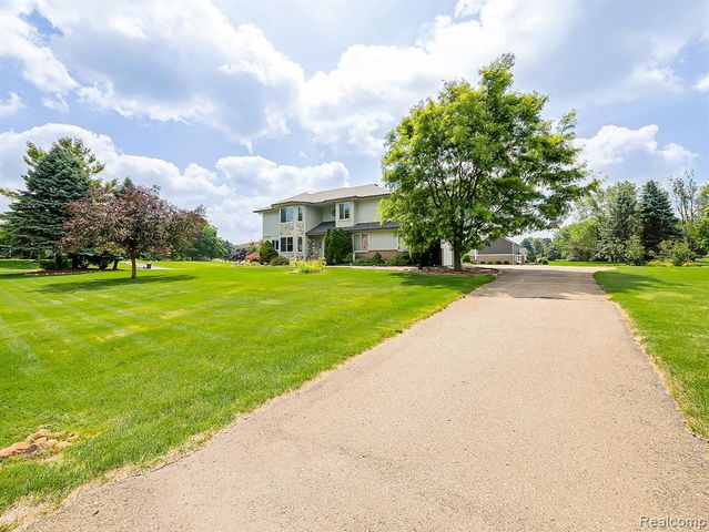 6398 High Valley Drive, White Lake, MI 48383
