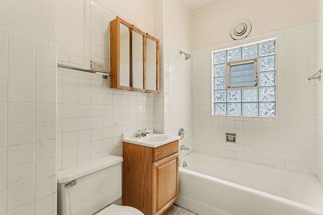 5032 W Gunnison Street, Chicago, IL 60630