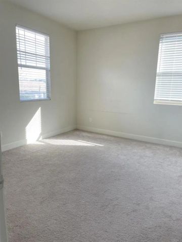 441 Adobe Estates Dr, Vista, CA 92083