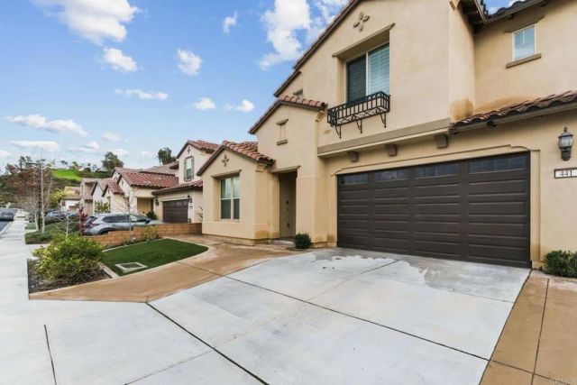 441 Adobe Estates Dr, Vista, CA 92083