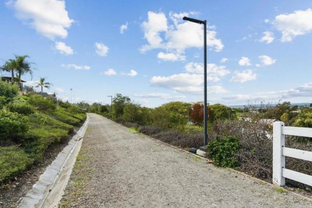 441 Adobe Estates Dr, Vista, CA 92083