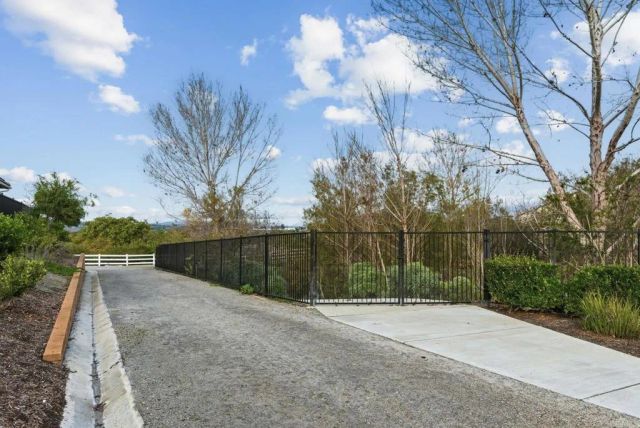 441 Adobe Estates Dr, Vista, CA 92083