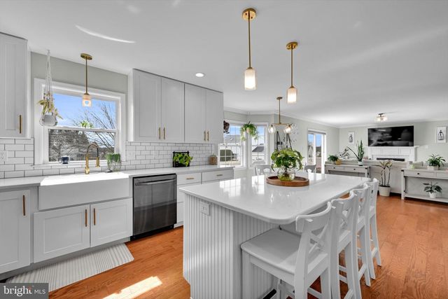 6809 DRAKE DR, Harrisburg, PA 17112