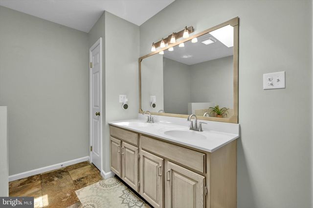 6809 DRAKE DR, Harrisburg, PA 17112