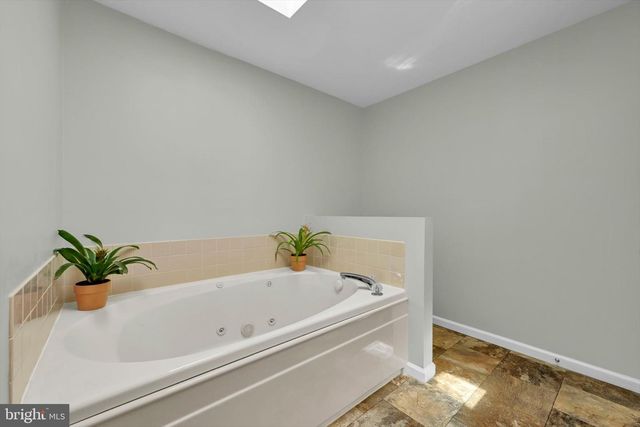 6809 DRAKE DR, Harrisburg, PA 17112