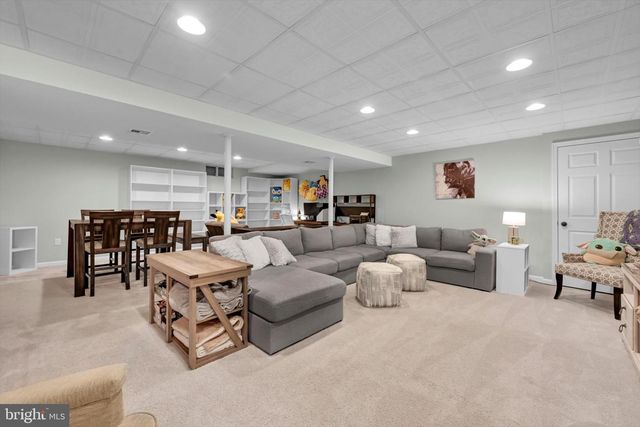 6809 DRAKE DR, Harrisburg, PA 17112