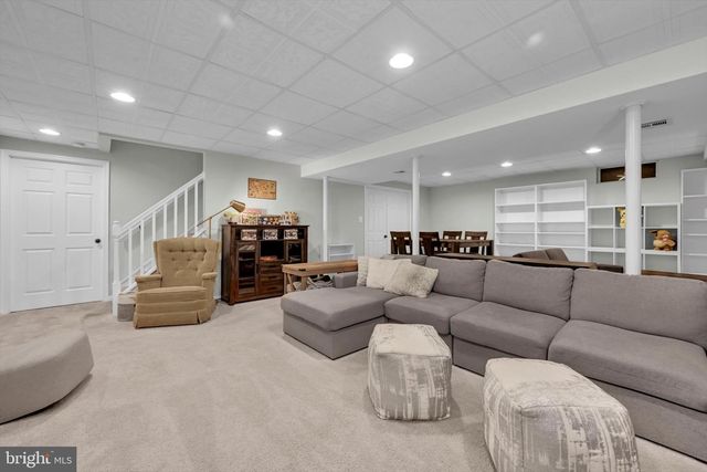 6809 DRAKE DR, Harrisburg, PA 17112