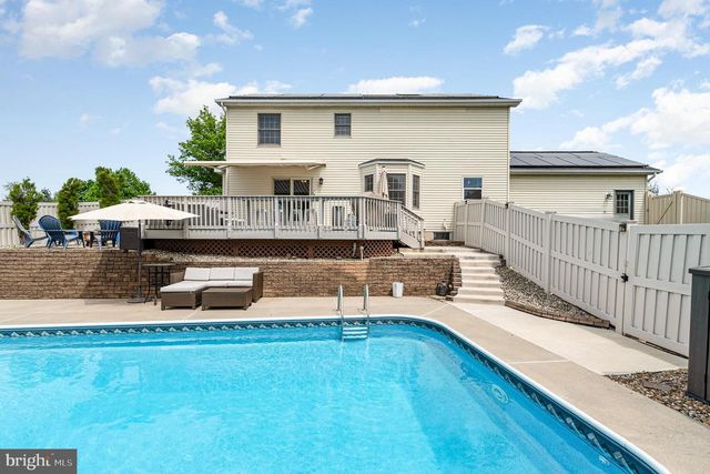 6809 DRAKE DR, Harrisburg, PA 17112