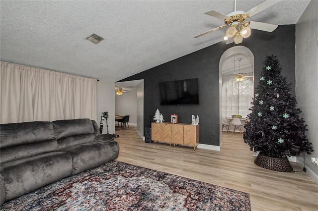 306 OAK TRACK RADIAL, Ocala, FL 34472