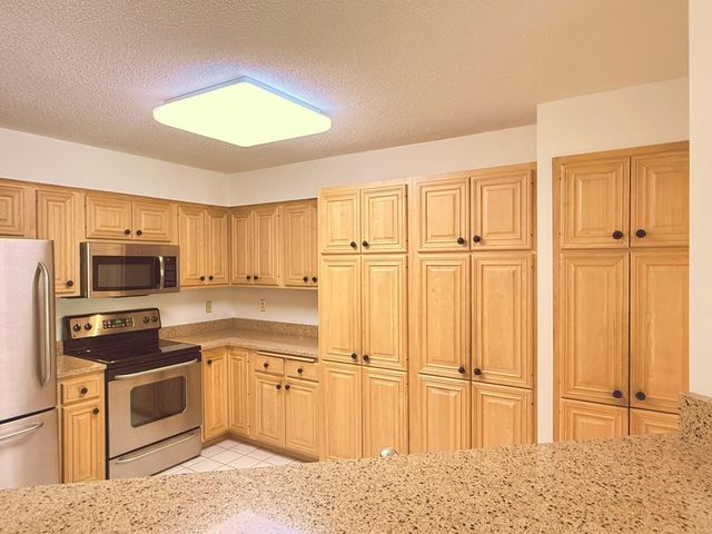 15575 17th Place N, Plymouth, MN 55447