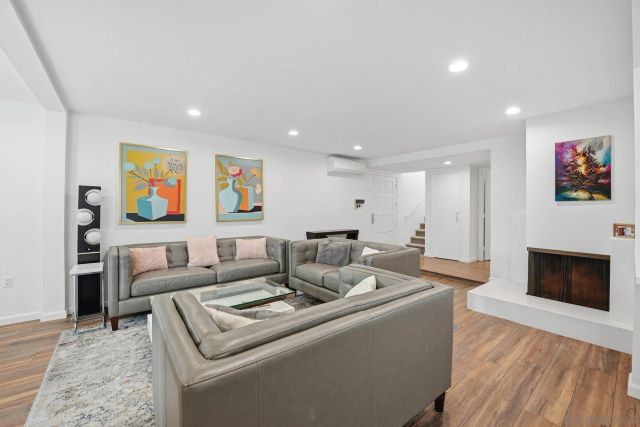 8963 Caminito Fresco, La Jolla, CA 92037