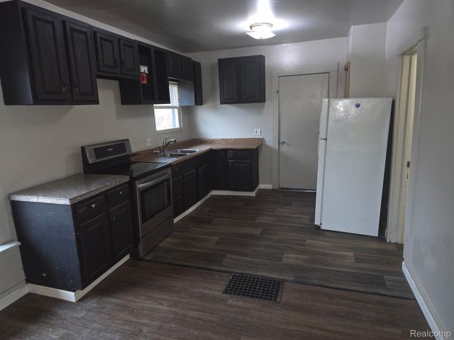 1117 E Oakland Avenue, Lansing, MI 48906