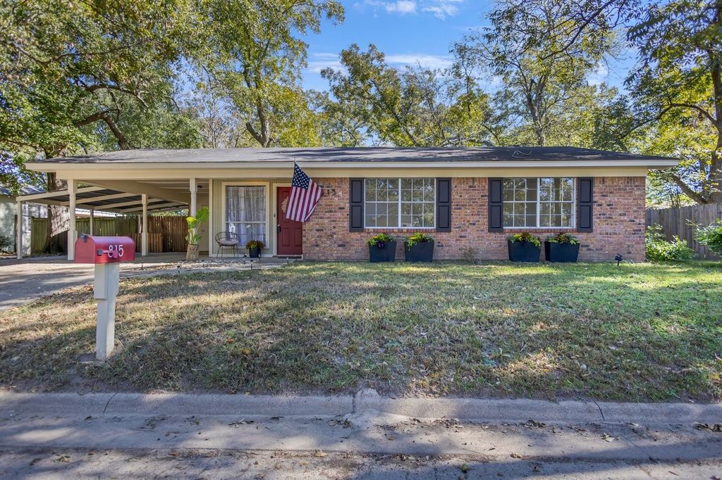 815 N Bledsoe Street, Gilmer, TX 75644