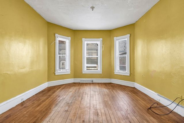 23 18th St, Lowell, MA 01850