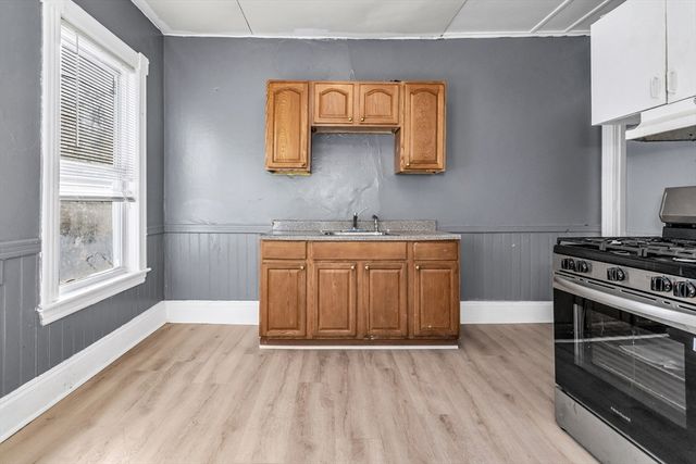 23 18th St, Lowell, MA 01850