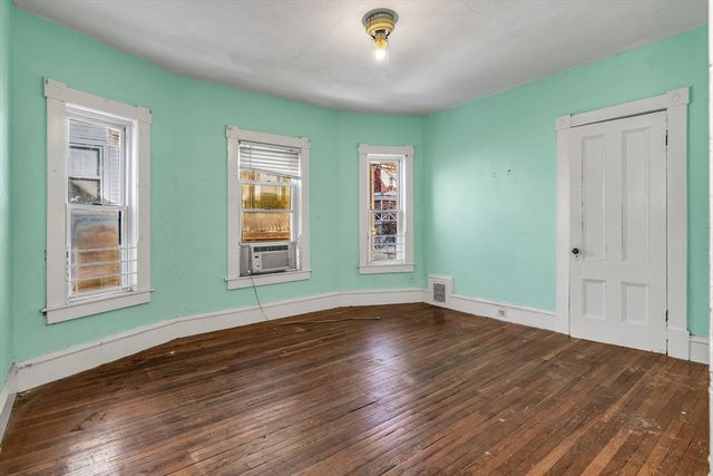 23 18th St, Lowell, MA 01850