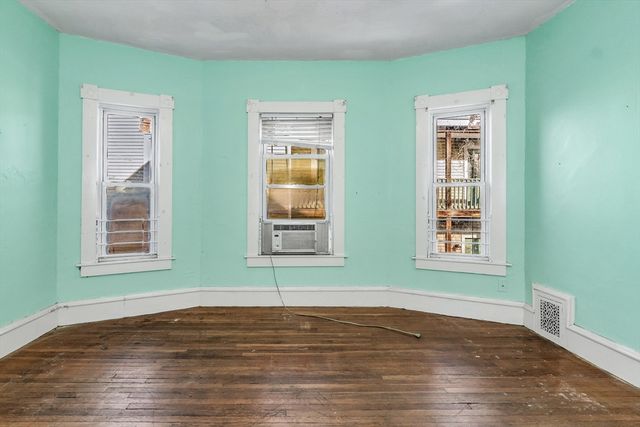 23 18th St, Lowell, MA 01850