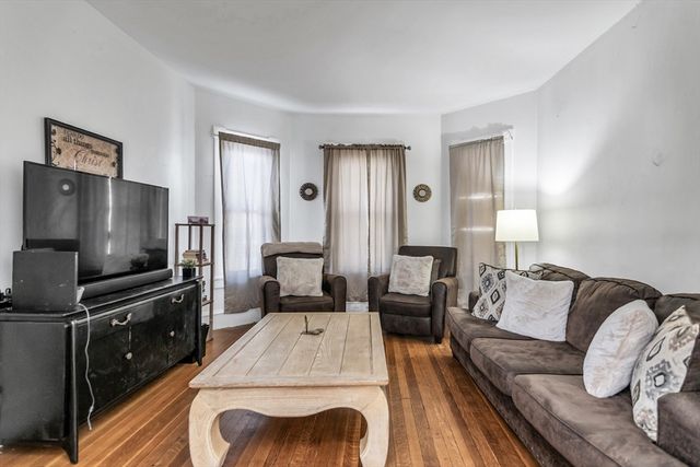 23 18th St, Lowell, MA 01850