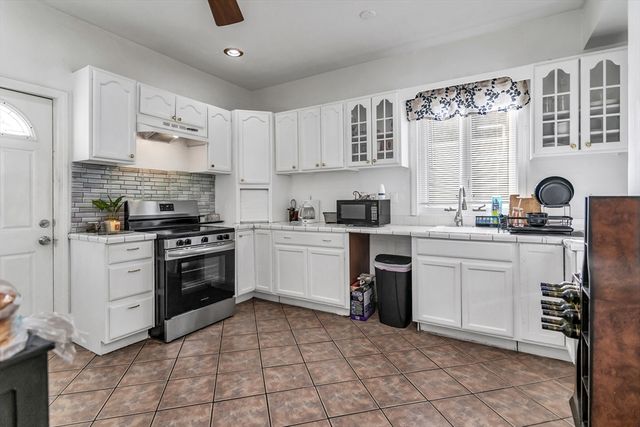 23 18th St, Lowell, MA 01850