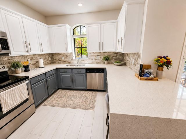 3054 NW 103rd Path, Doral, FL 33172