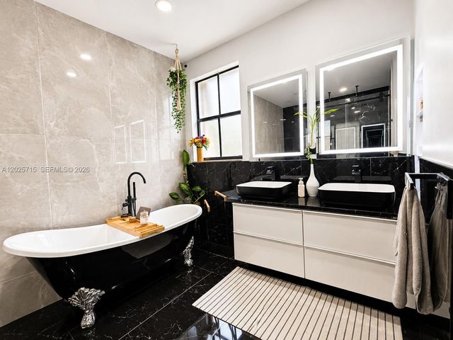 3054 NW 103rd Path, Doral, FL 33172