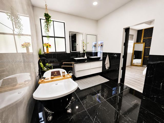 3054 NW 103rd Path, Doral, FL 33172