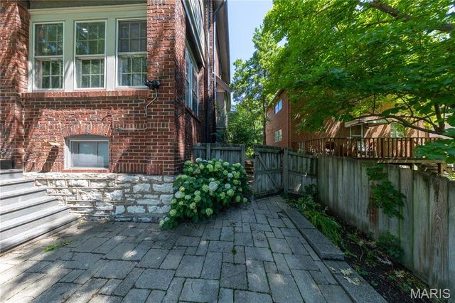 7118 Pershing Avenue, St Louis, MO 63130