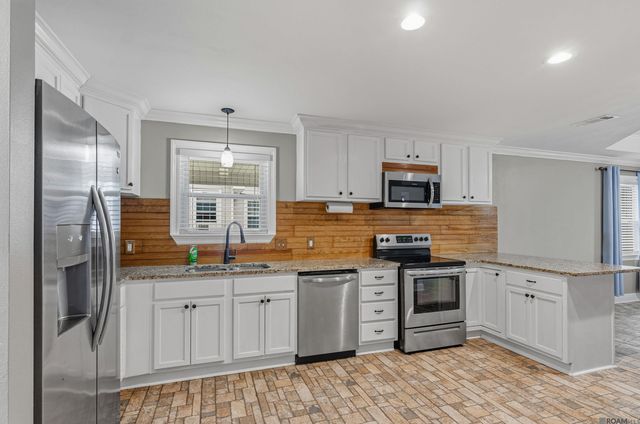 7378 Robinson Dr, Denham Springs, LA 70706